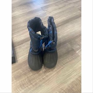 Boys snow boots size 5